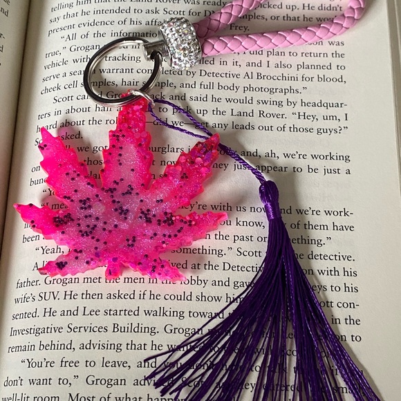 Handmade resin leaf keychain - Picture 1 of 4